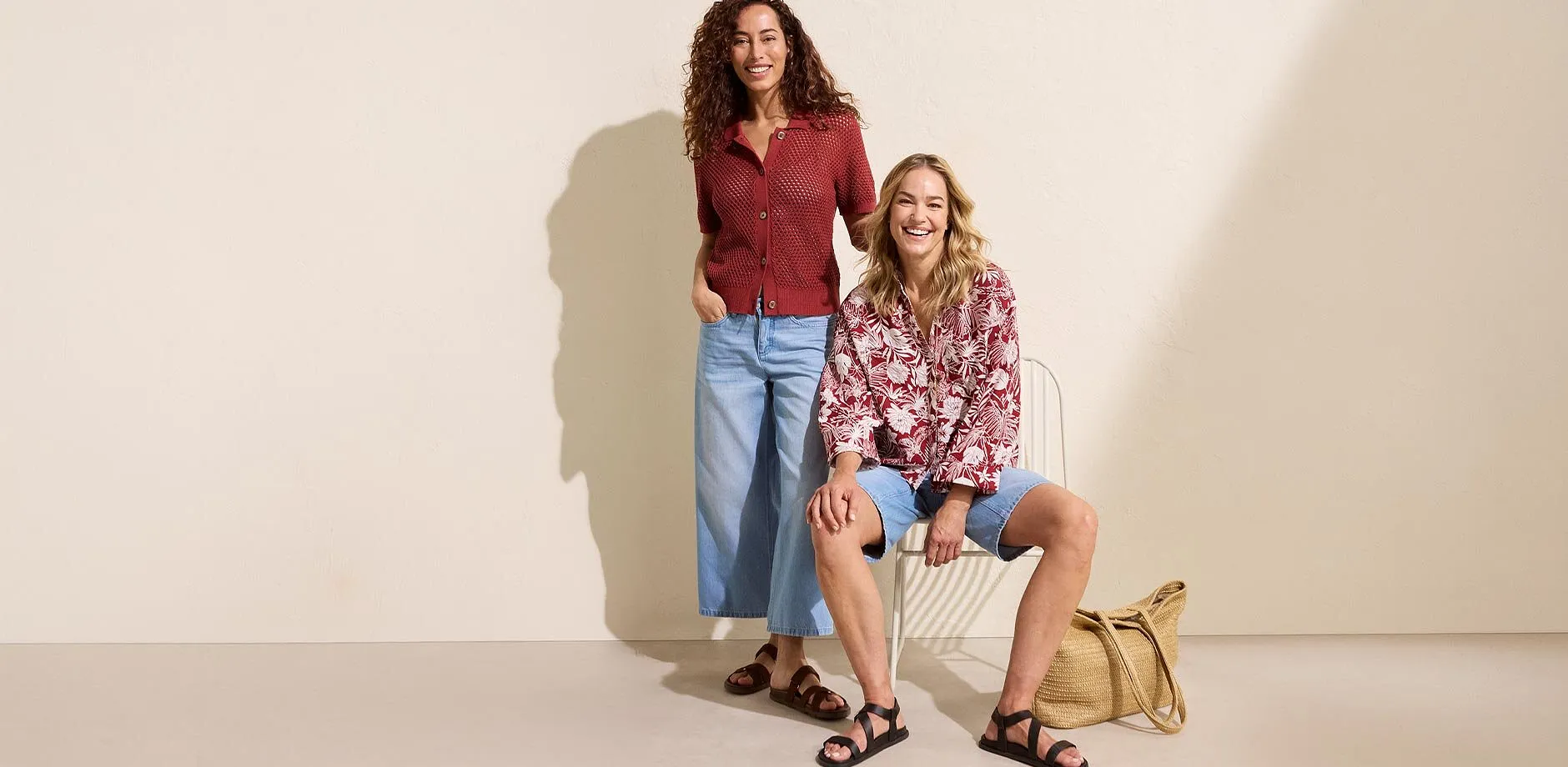 Avslappede sommerlooks med m&oslash;nstrete skjorter og behagelige jeans for late dager.