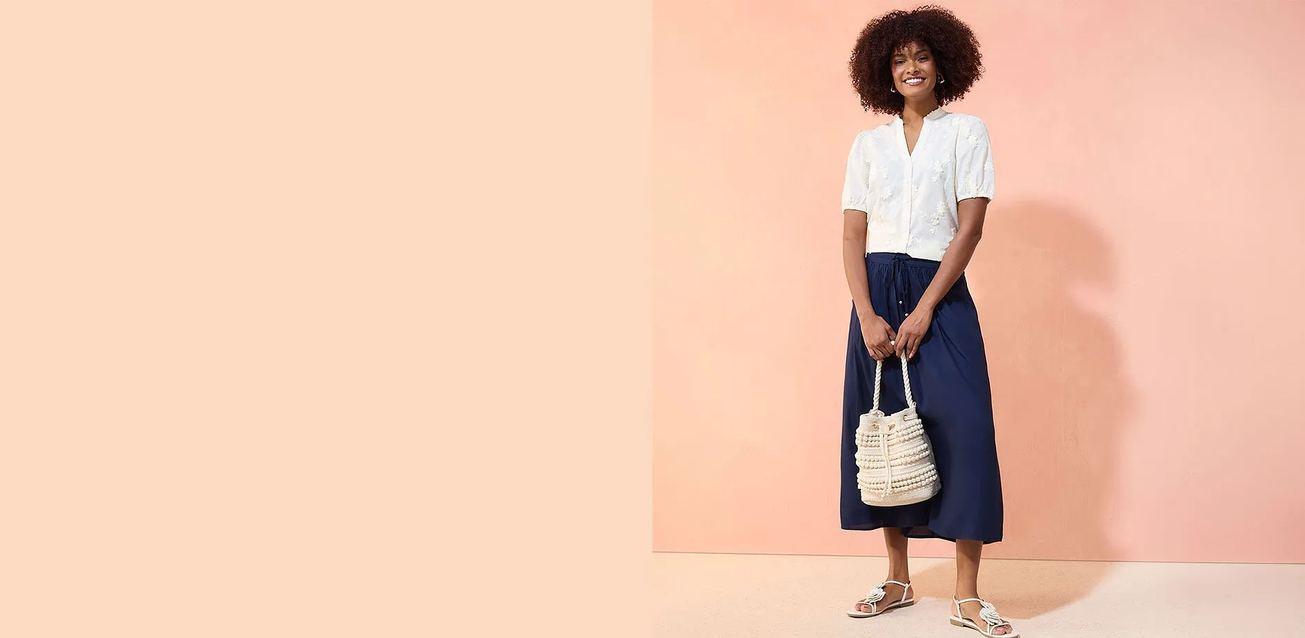 Hvit bluse og mariebl&aring;tt skj&oslash;rt for en elegant, uformell stil.
