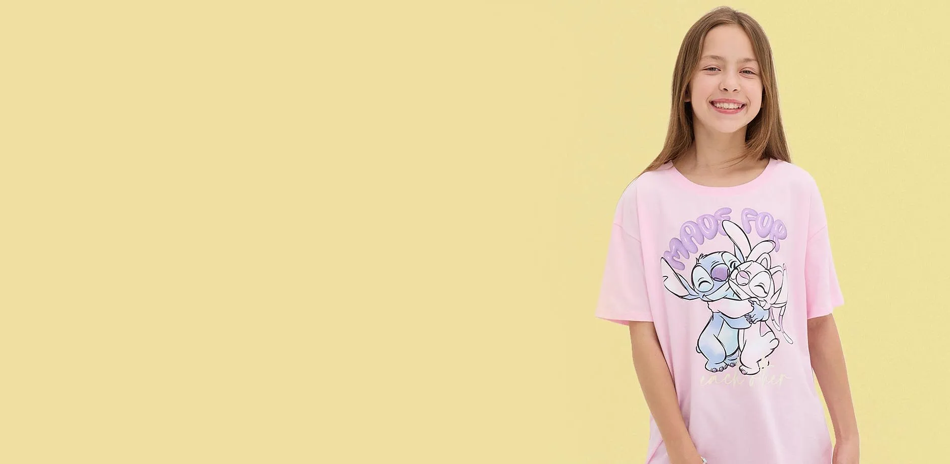 En rosa T-skjorte med s&oslash;tt tegneseriemotiv s&oslash;rger for en morsom, leken look.