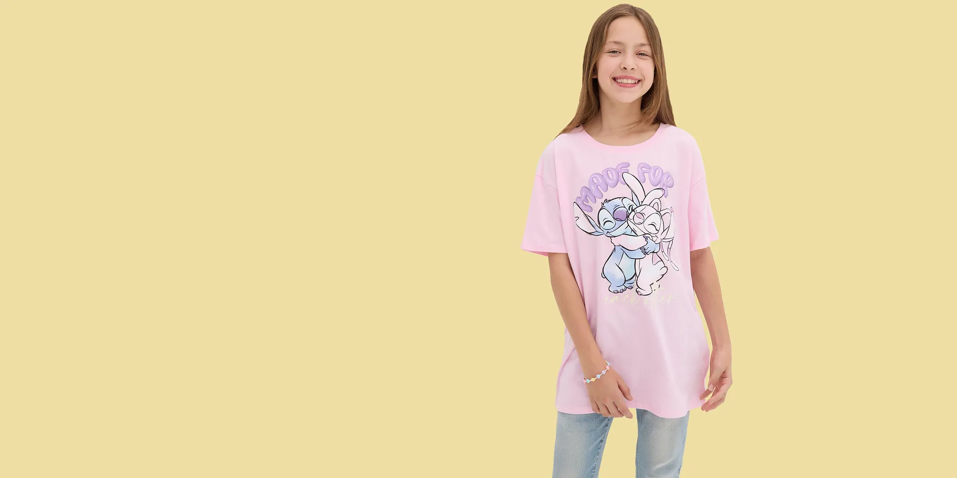 En rosa T-skjorte med s&oslash;tt tegneseriemotiv s&oslash;rger for en morsom, leken look.