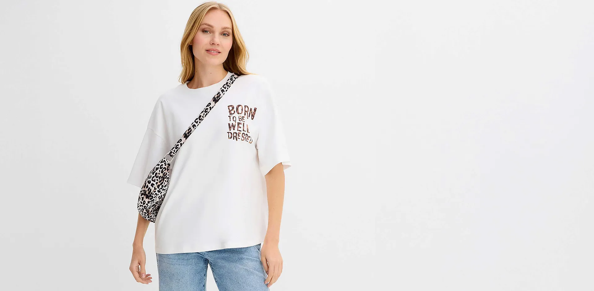 Hvit T-skjorte med trykk og leopardm&oslash;nstret detalj kombinert med avslappede bluejeans.