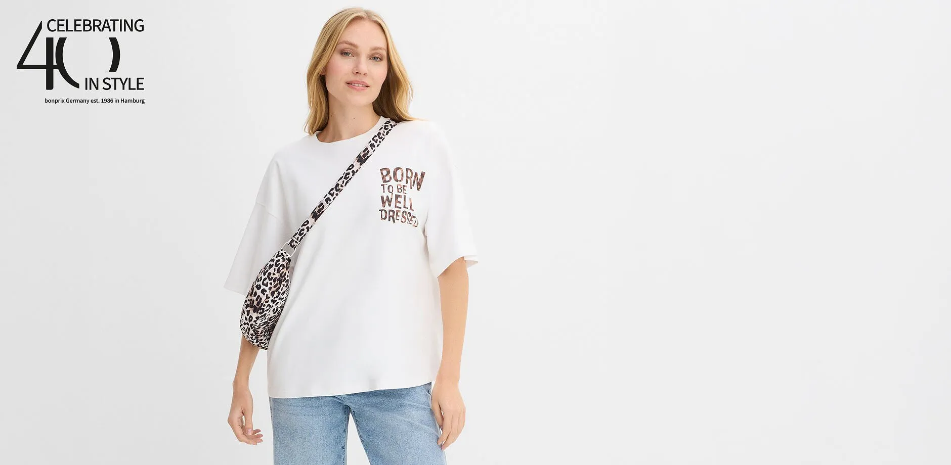 Hvit T-skjorte med trykk og leopardm&oslash;nstret detalj kombinert med avslappede bluejeans.