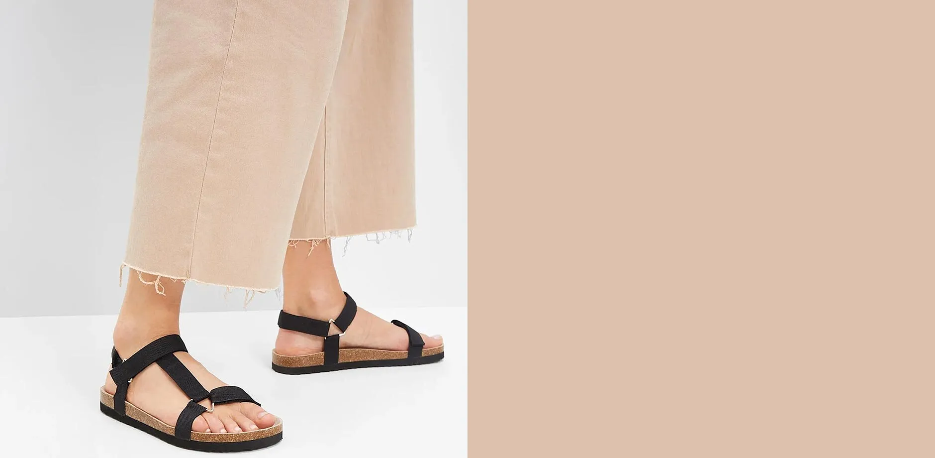 Sorte remsandaler kombinert med beige, vid bukse for en avslappet stil.