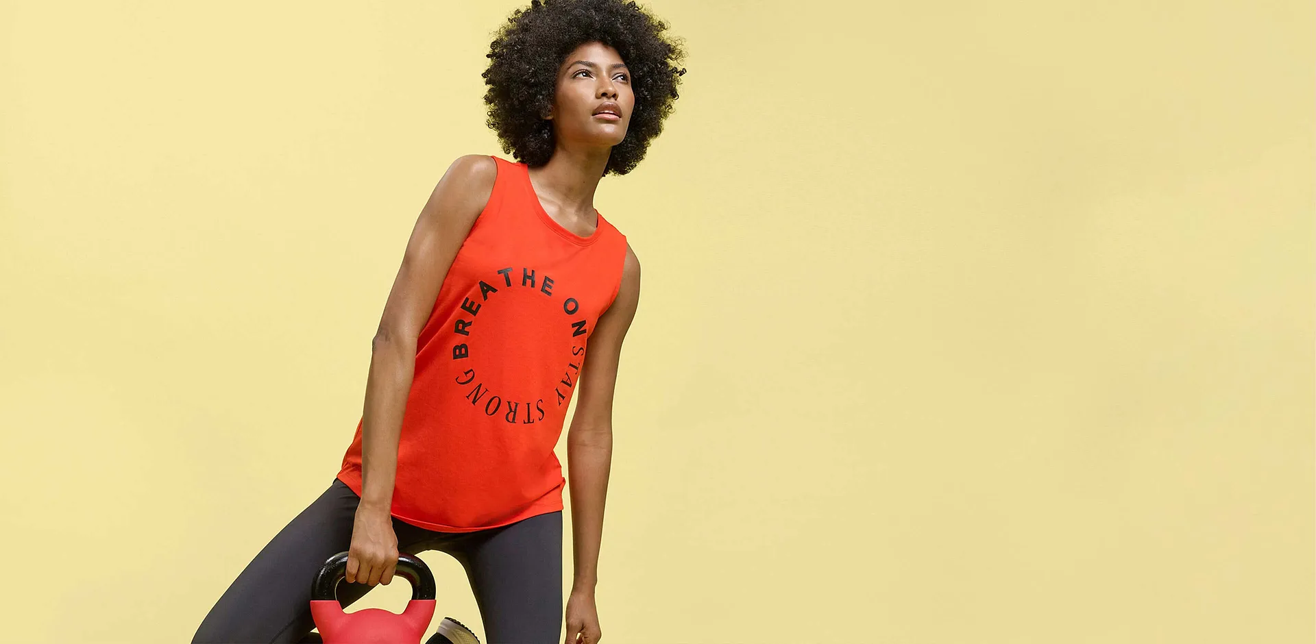 R&oslash;d singlet med "Breathe On Stay Strong" og m&oslash;rk treningsleggings.