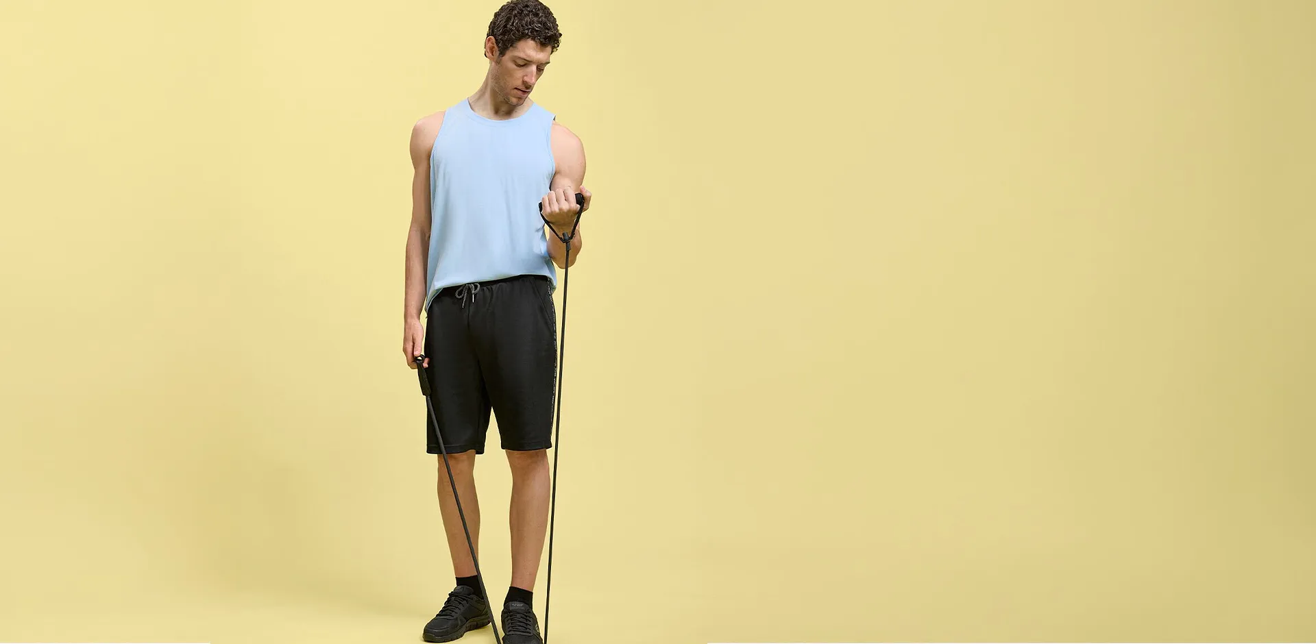 Lysebl&aring; singlet, sort shorts og treningssko &ndash; perfekt treningsantrekk.