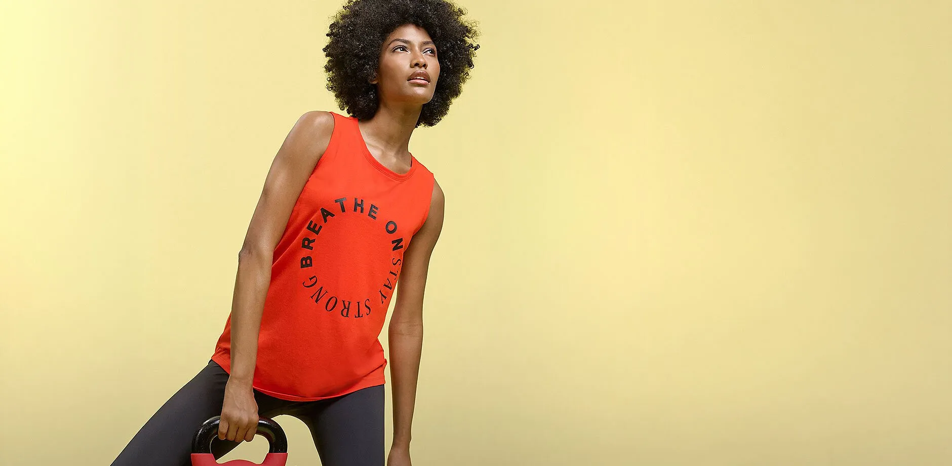 R&oslash;d singlet med skrift og m&oslash;rk treningsleggings &ndash; perfekt treningsantrekk.