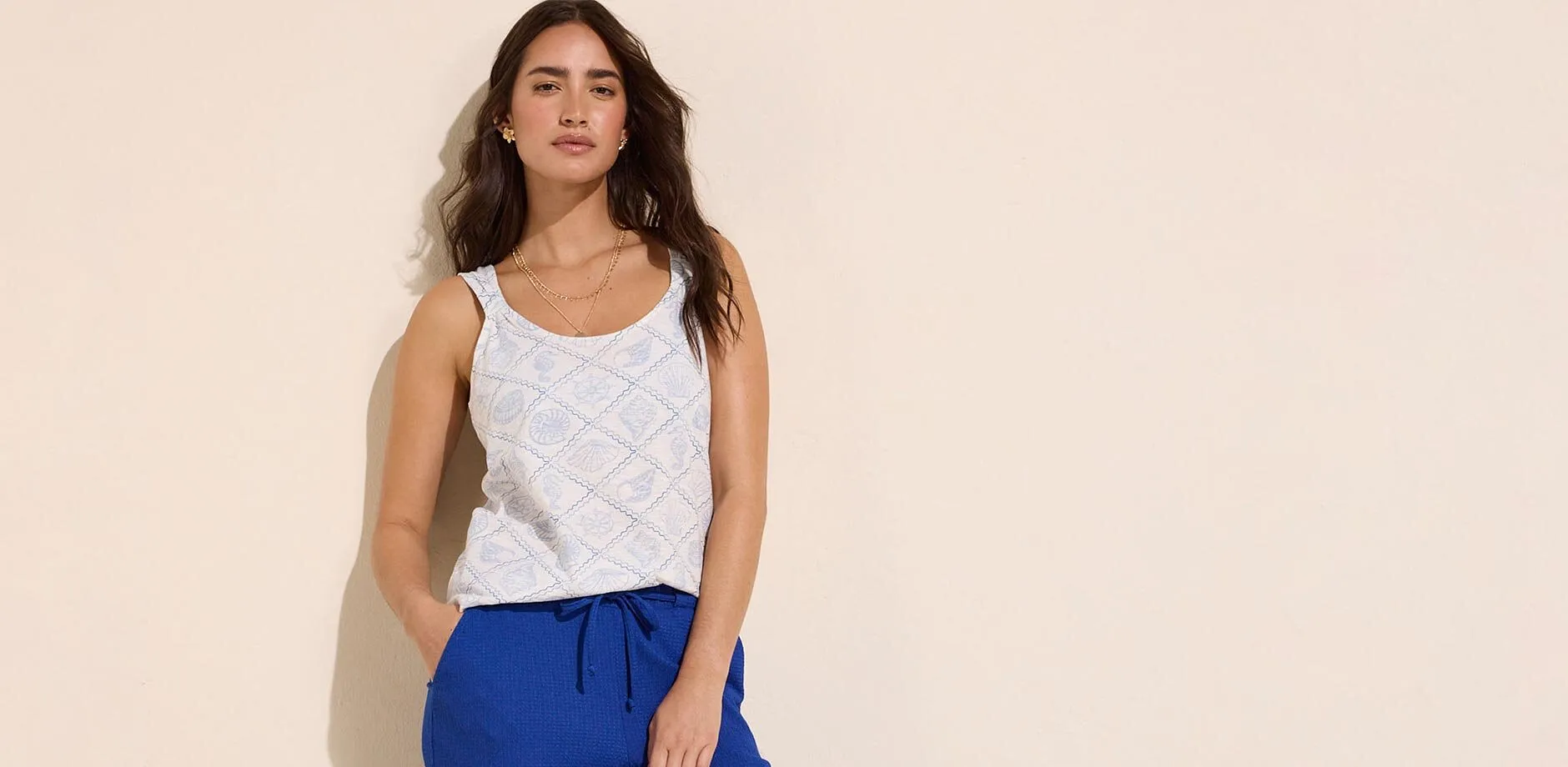 Singlet med skjell og bl&aring; bukse &ndash; perfekt for varme dager.