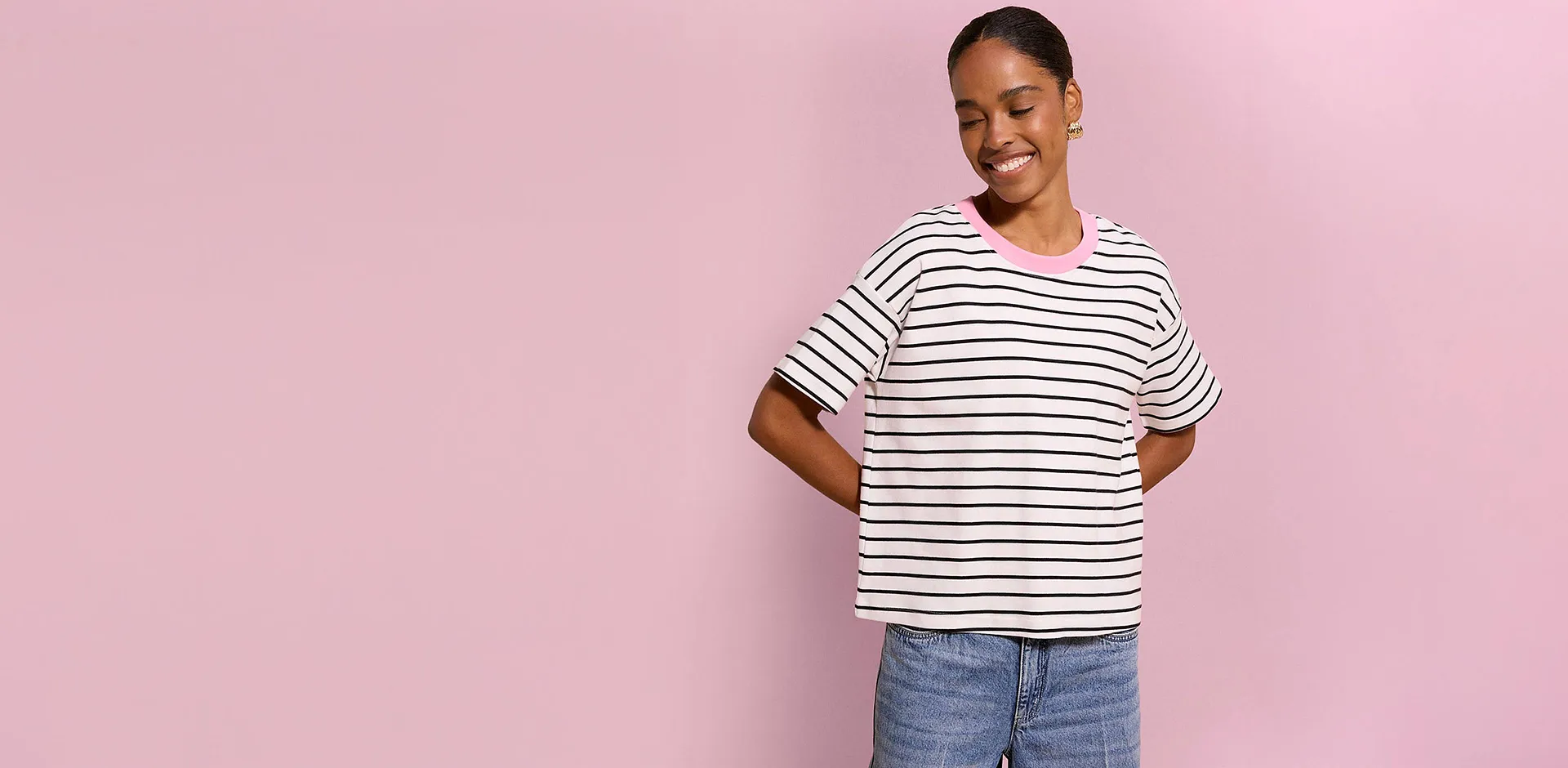 Uformell stripet T-skjorte med rosa krage og bl&aring; jeans.