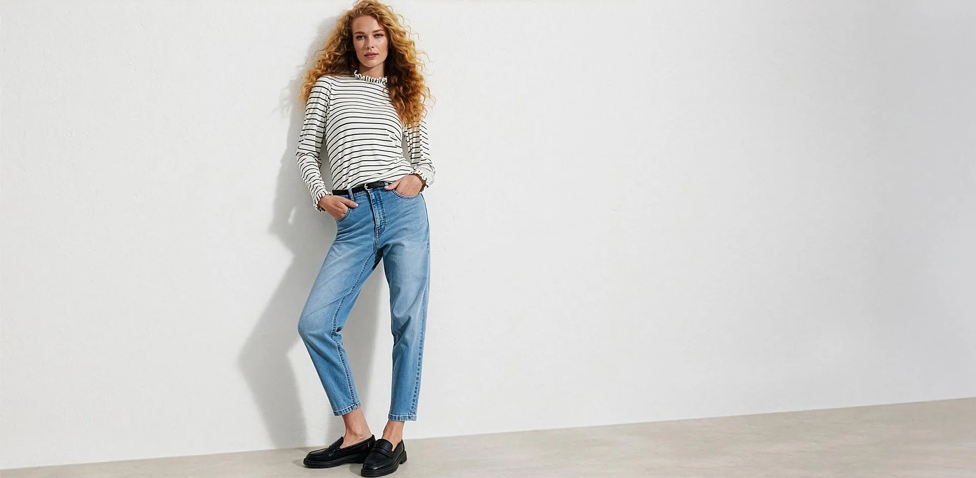 Stripete, langermet topp, lyse high waist jeans, sort belte og loafers.
