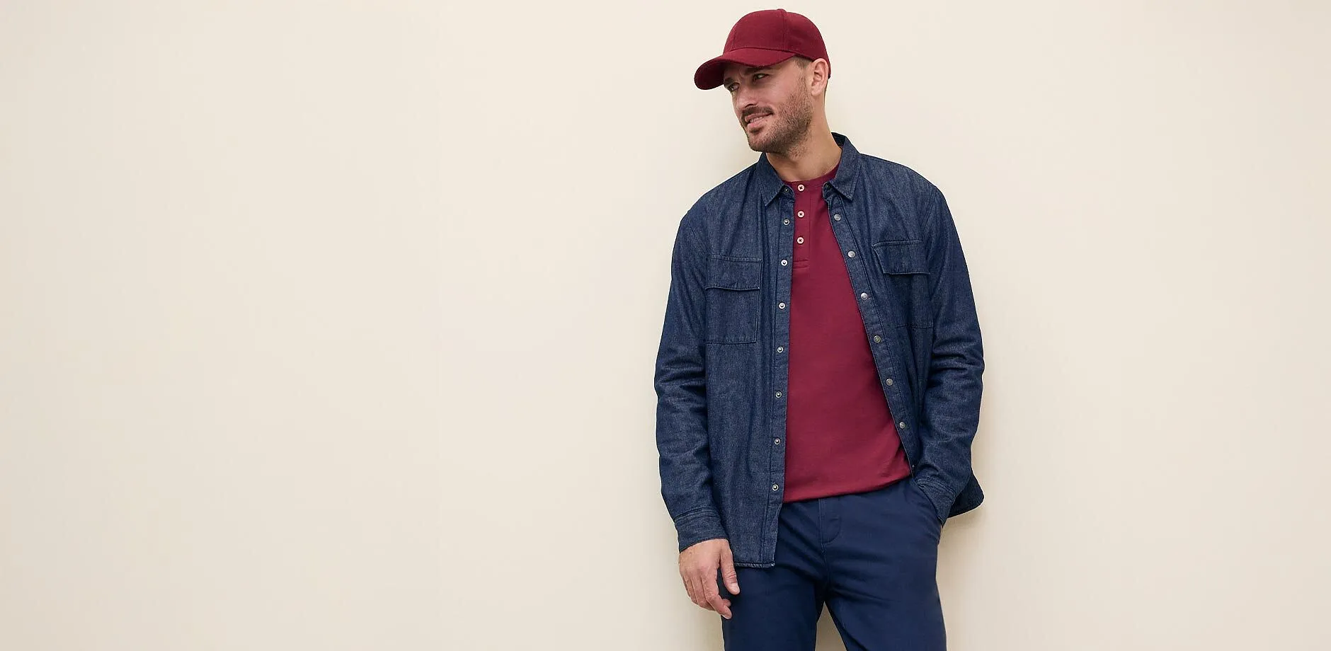 Denimskjorte over shirt, m&oslash;rk bukse.