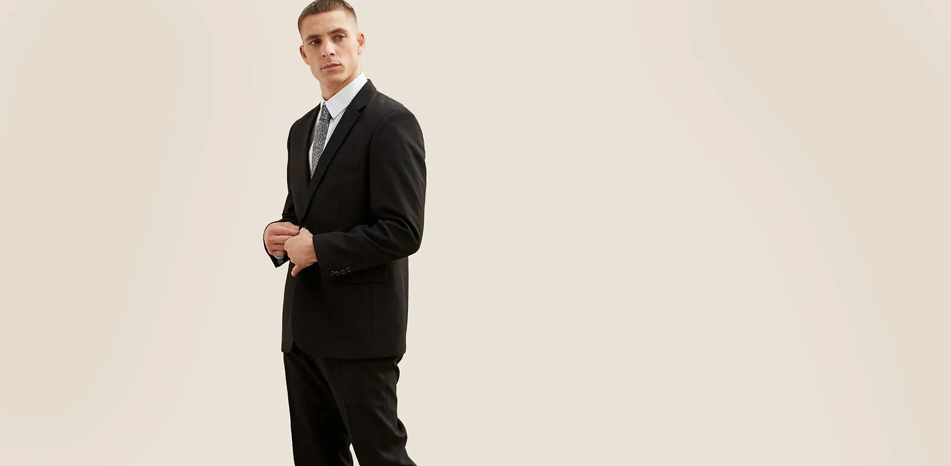 Elegant, sort dress med hvit skjorte og slips.