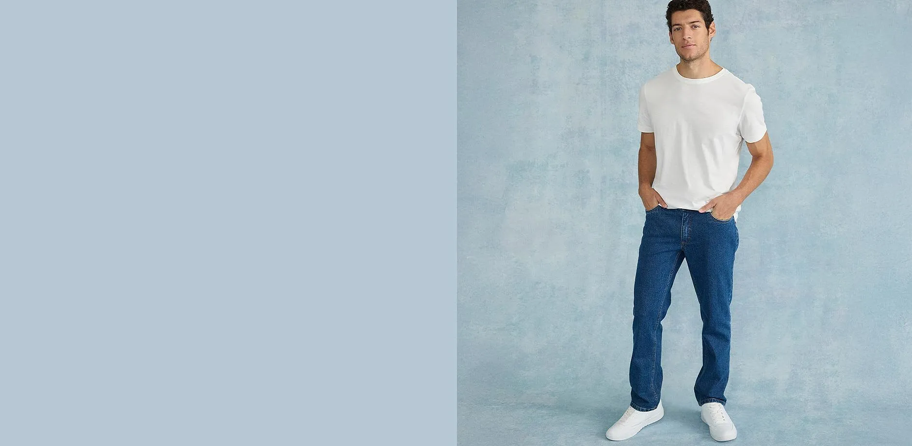 Hvit T-skjorte, bluejeans i Regular fit og hvite sneakers.