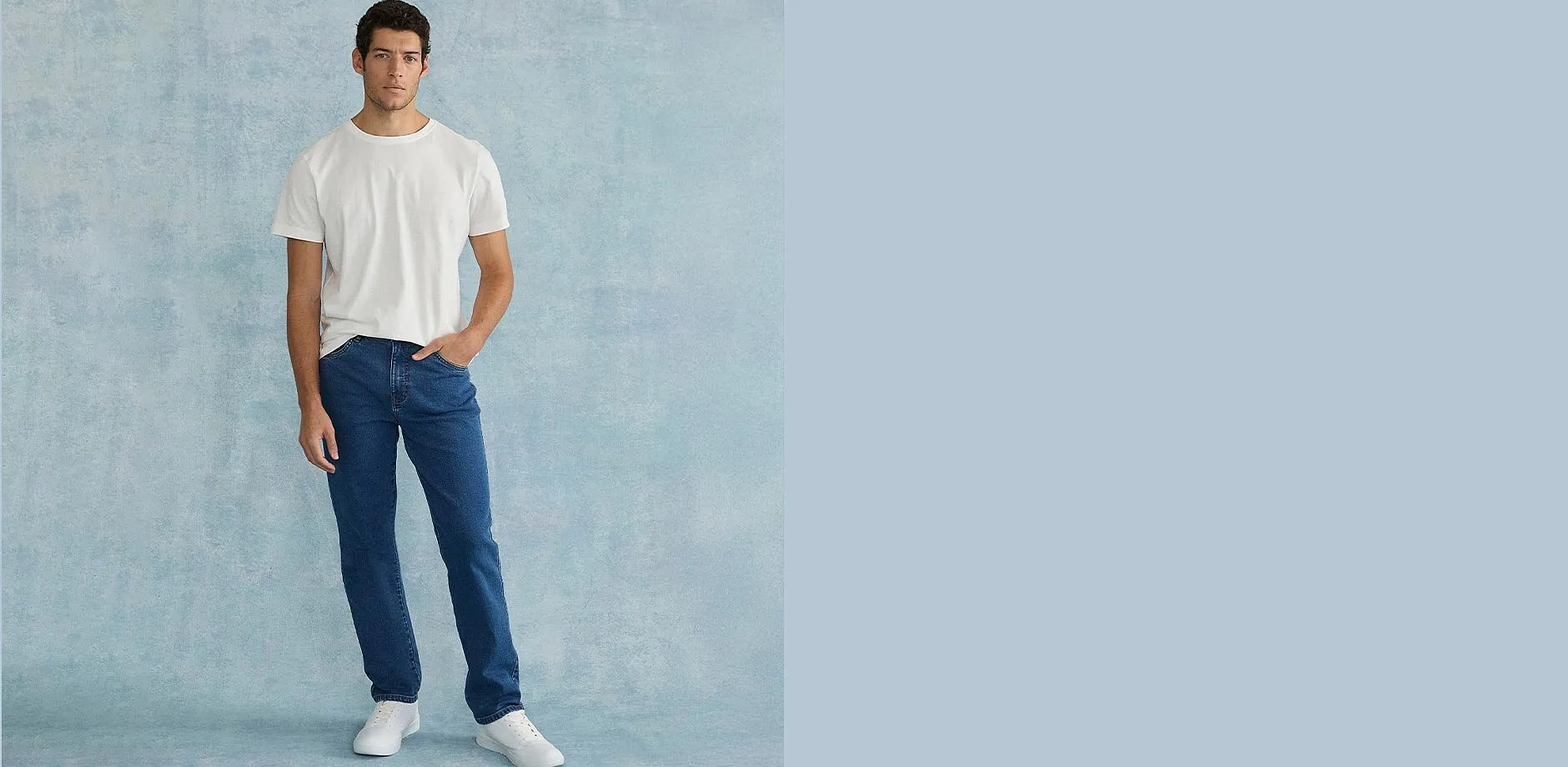 Hvit T-skjorte, bluejeans i Classic fit og hvite sneakers.