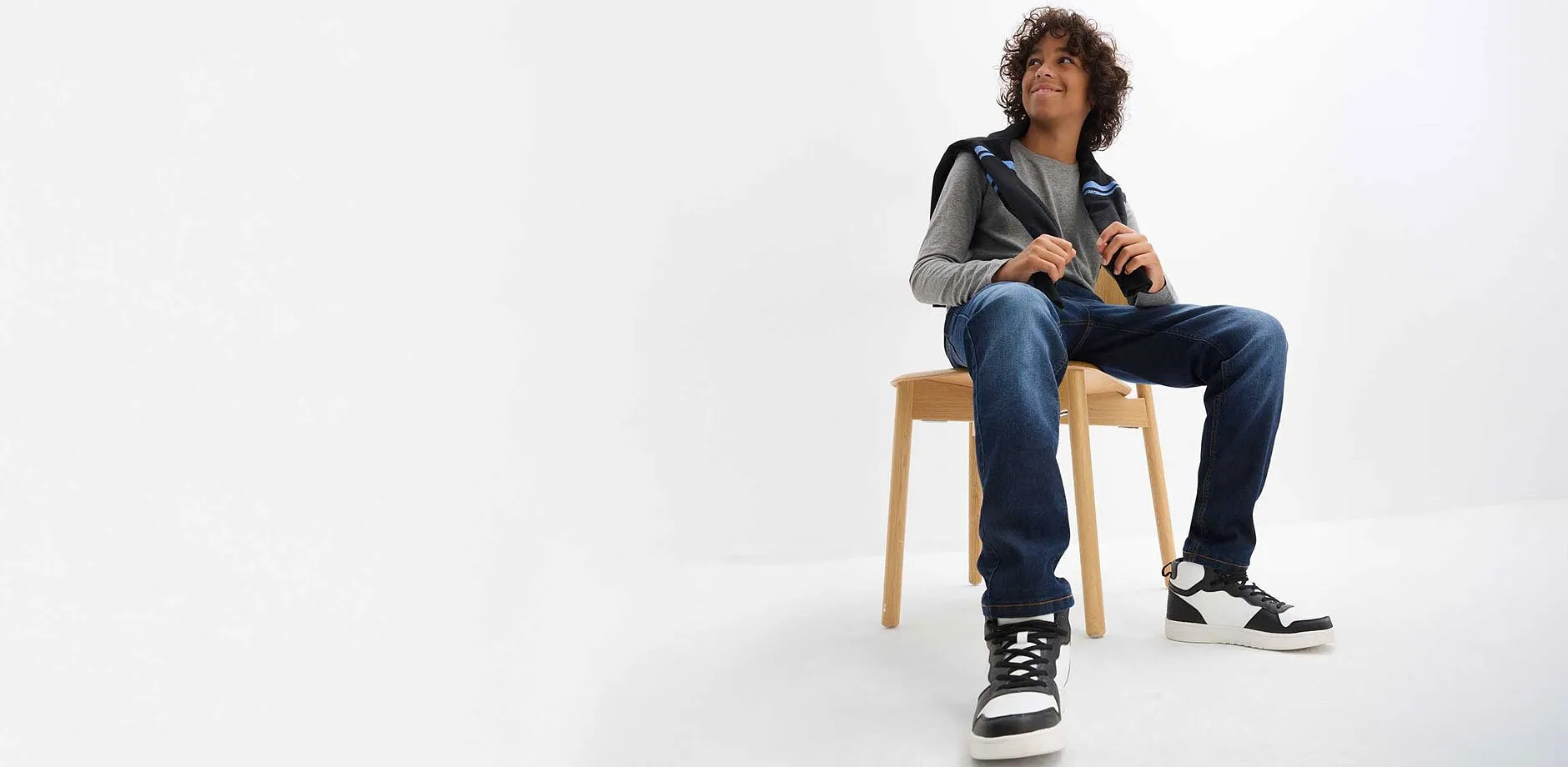 Avslappet stil med jeans, langermet shirt og sneakers.