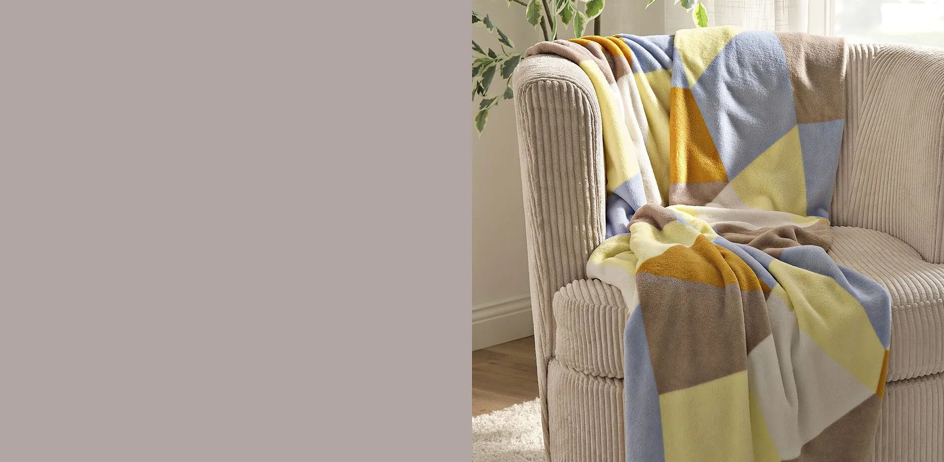 Pledd ligger p&aring; en lenestol.