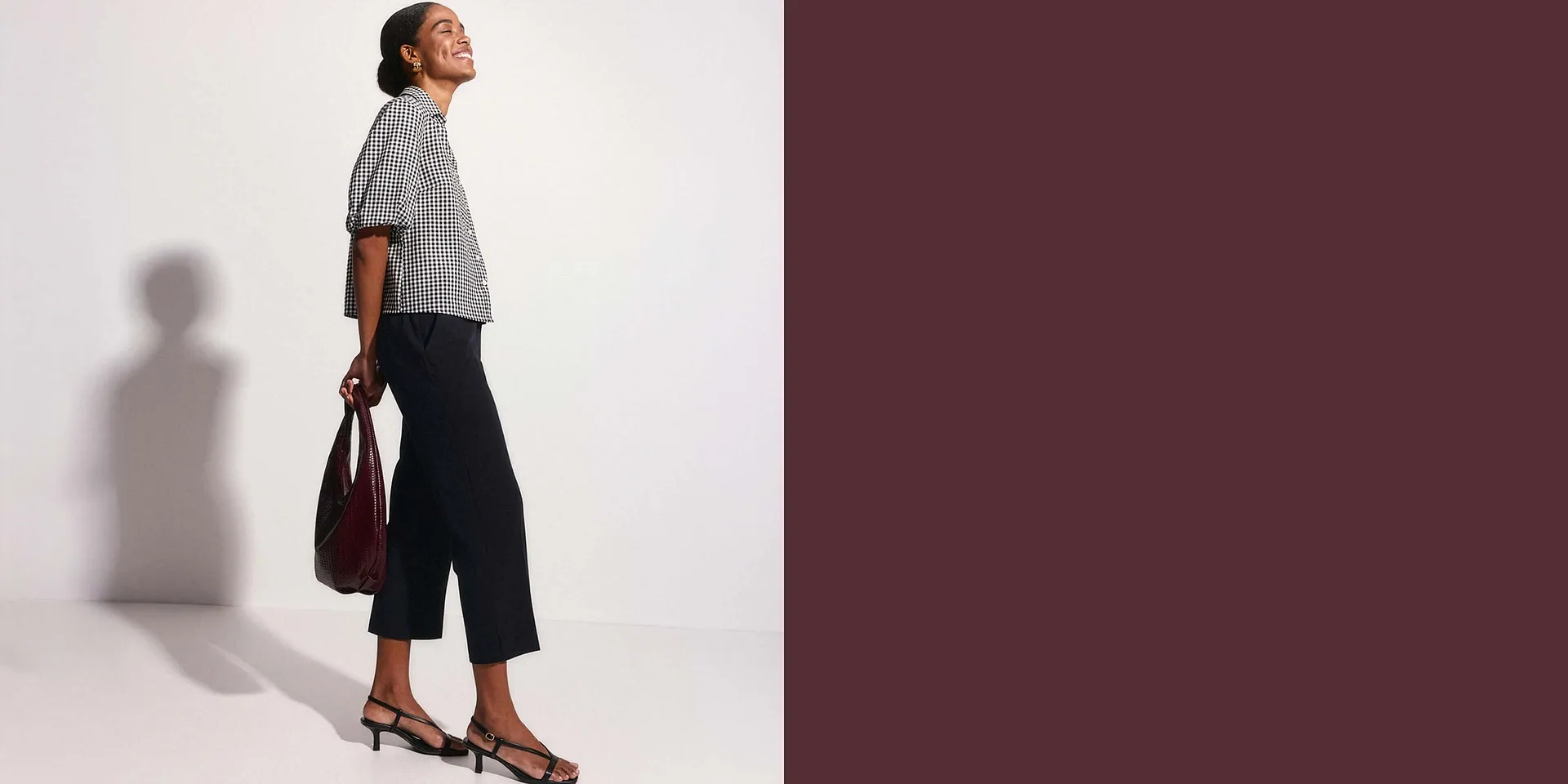 Stilfull kombinasjon: Rutete bluse, m&oslash;rk culotte og elegante remsandaler samt veske.