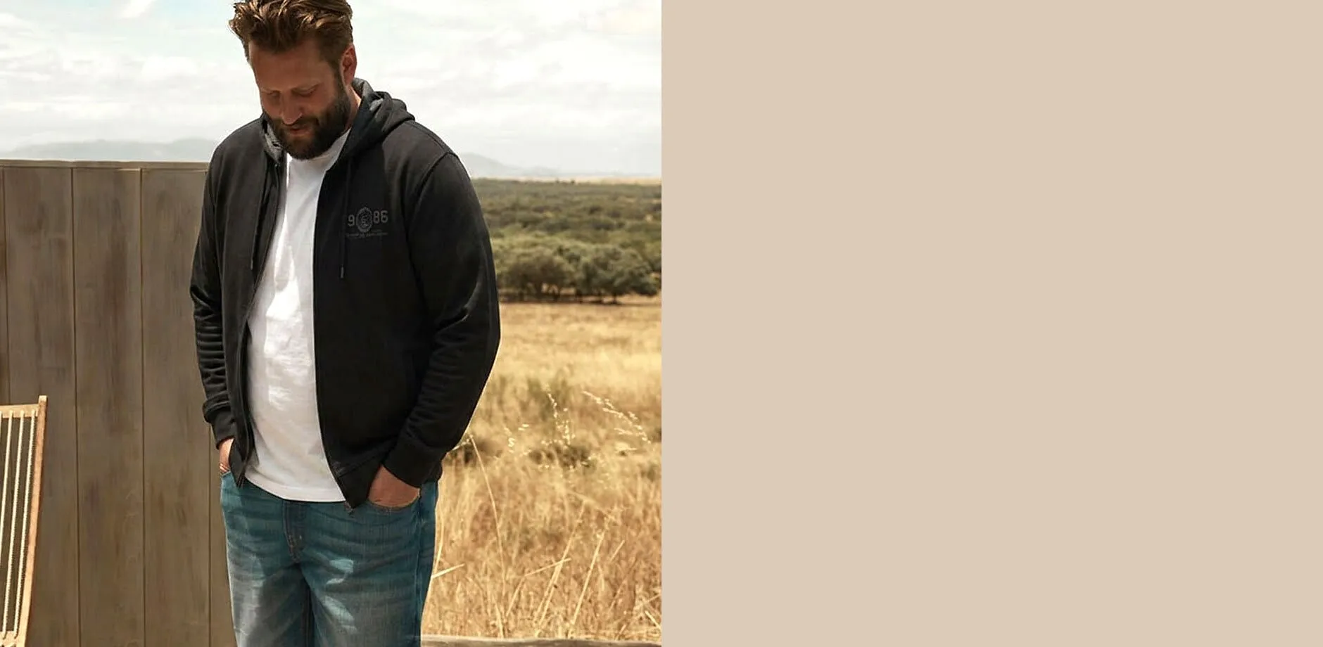 M&oslash;rk hettegenser over hvit T-skjorte kombinert med bluejeans &ndash; behagelig stil.