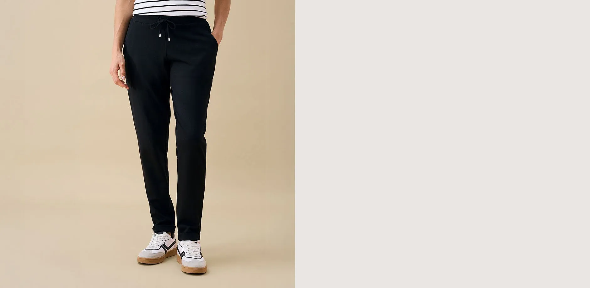 Sort bukse, stripete topp og moderne sneakers &ndash; avslappet hverdagslook.