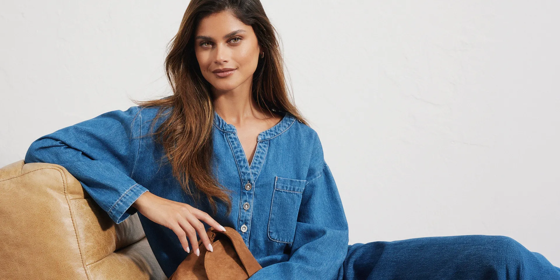 Avslappet bluse i denim med knappestolpe og matchende jeans.