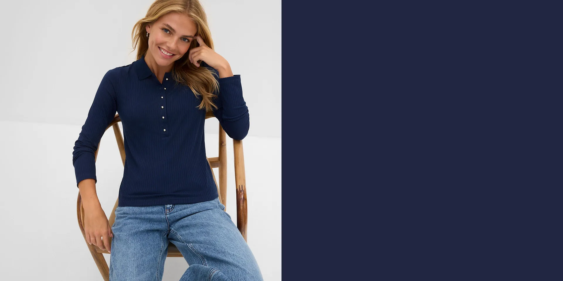 M&oslash;rkebl&aring; topp med knapper og avslappede jeans &ndash; b&aring;de behagelig og chict.
