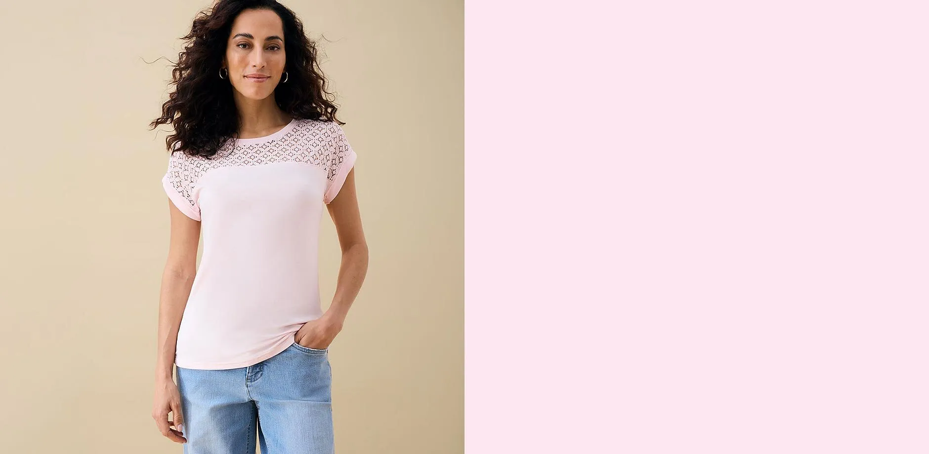 Lys rosa topp med delikate hullm&oslash;nstre, kombinert med avslappede jeans.
