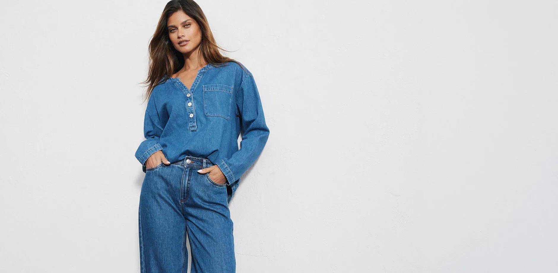 Avslappet denimbluse med knappestolpe og matchende jeans.