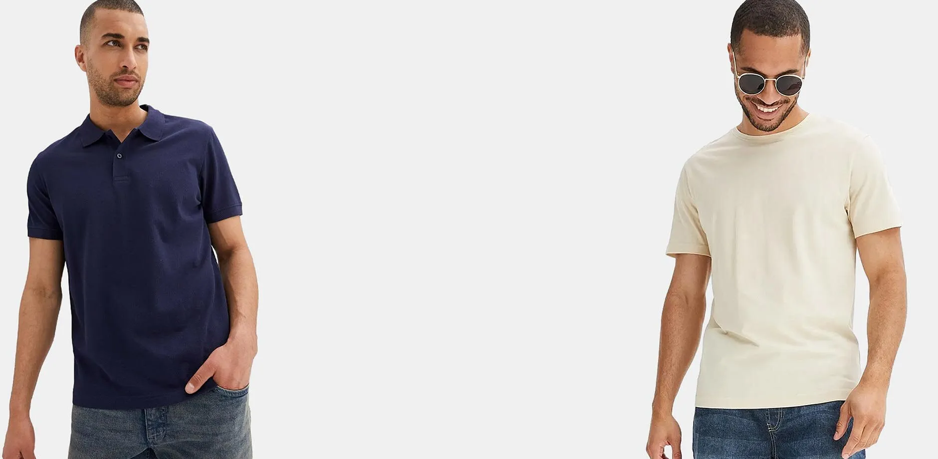 Person til venstre i bl&aring; poloskjorte, person til h&oslash;yre i stilren, beige T-skjorte og klassiske bluejeans.