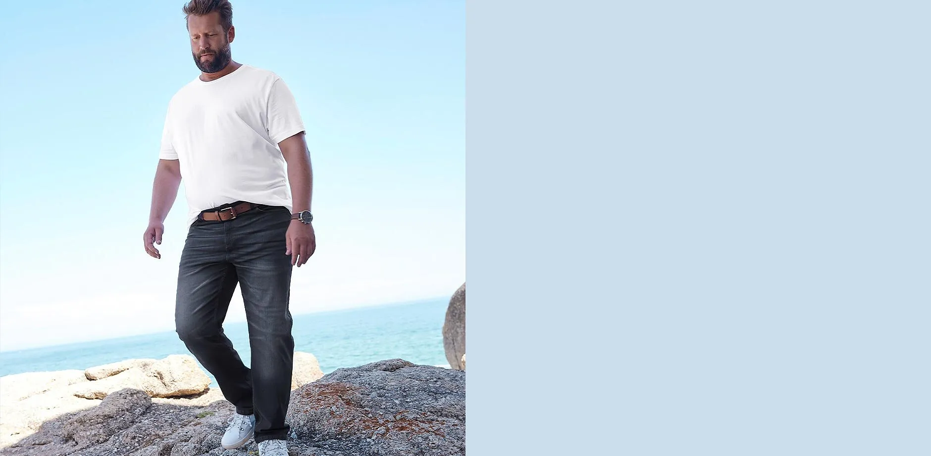 Hvit T-skjorte og bluejeans &ndash; behagelig stil.