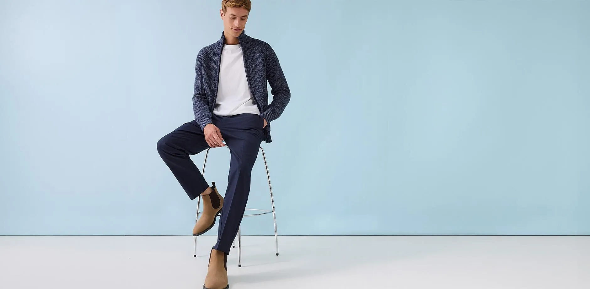 M&oslash;rkebl&aring; cardigan over hvit T-skjorte kombinert med elegant bukse og beige skoletter i semsket skinn.