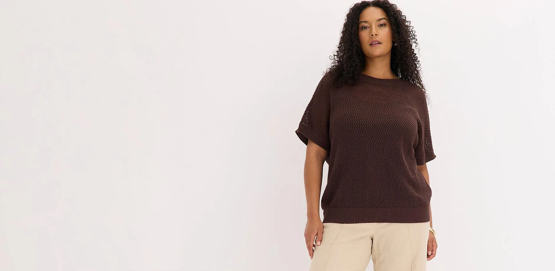 Brun, oversized genser og lys bukse.