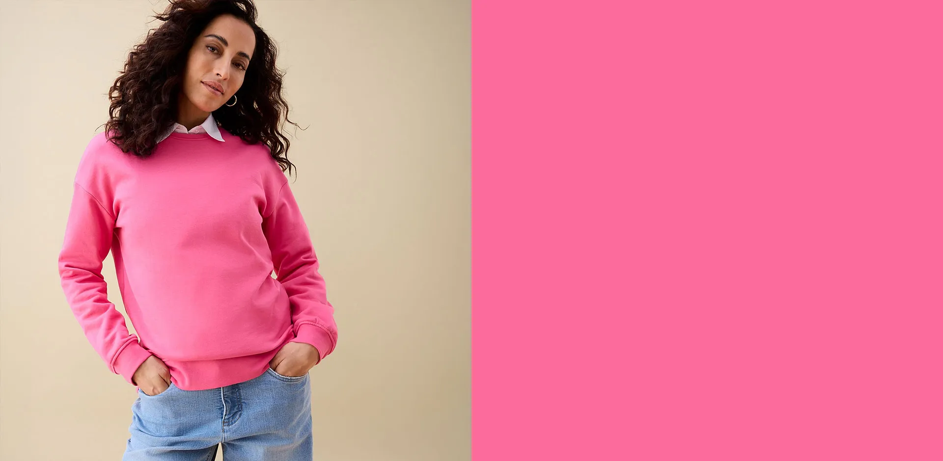 Rosa sweatshirt over hvit skjorte kombinert med avslappede jeans.