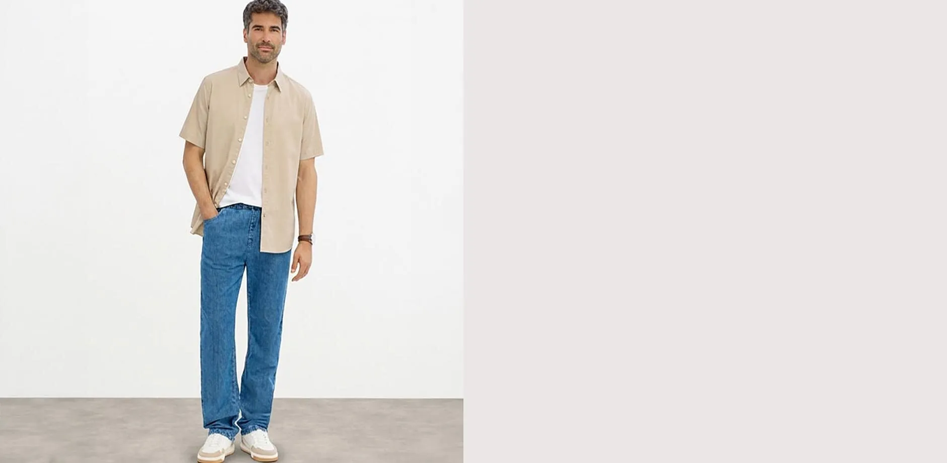 Hvit T-skjorte, bluejeans i Classic fit og hvite sneakers.