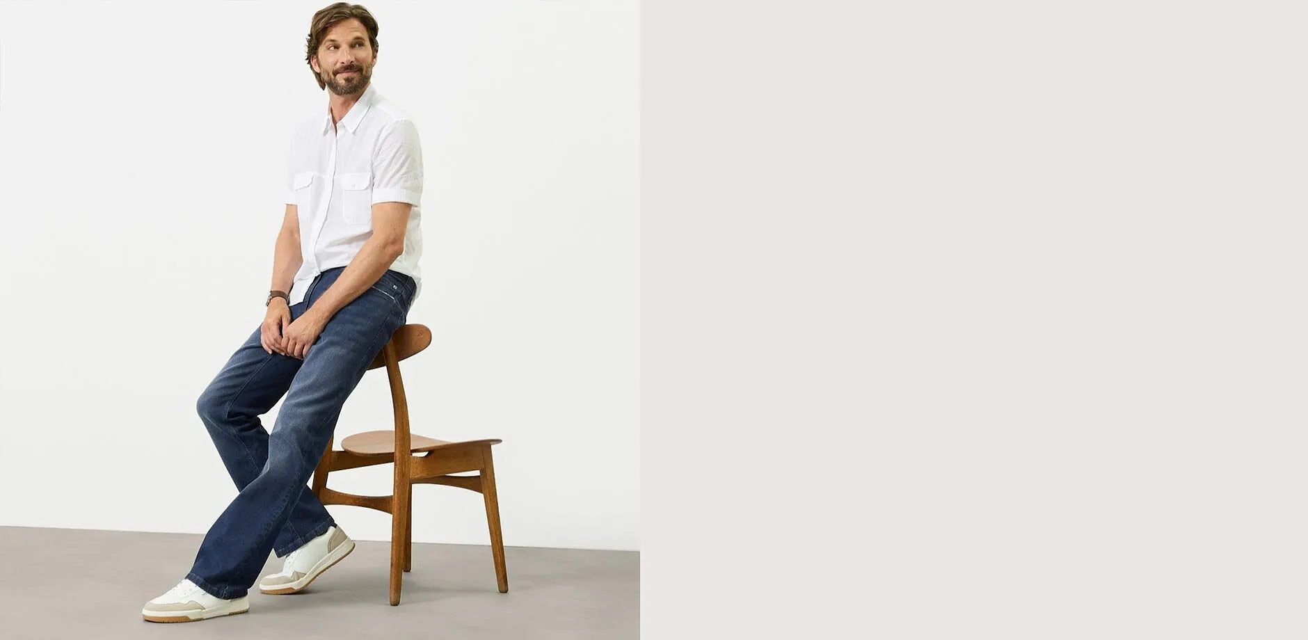 Hvit T-skjorte, bluejeans i Regular fit og hvite sneakers.