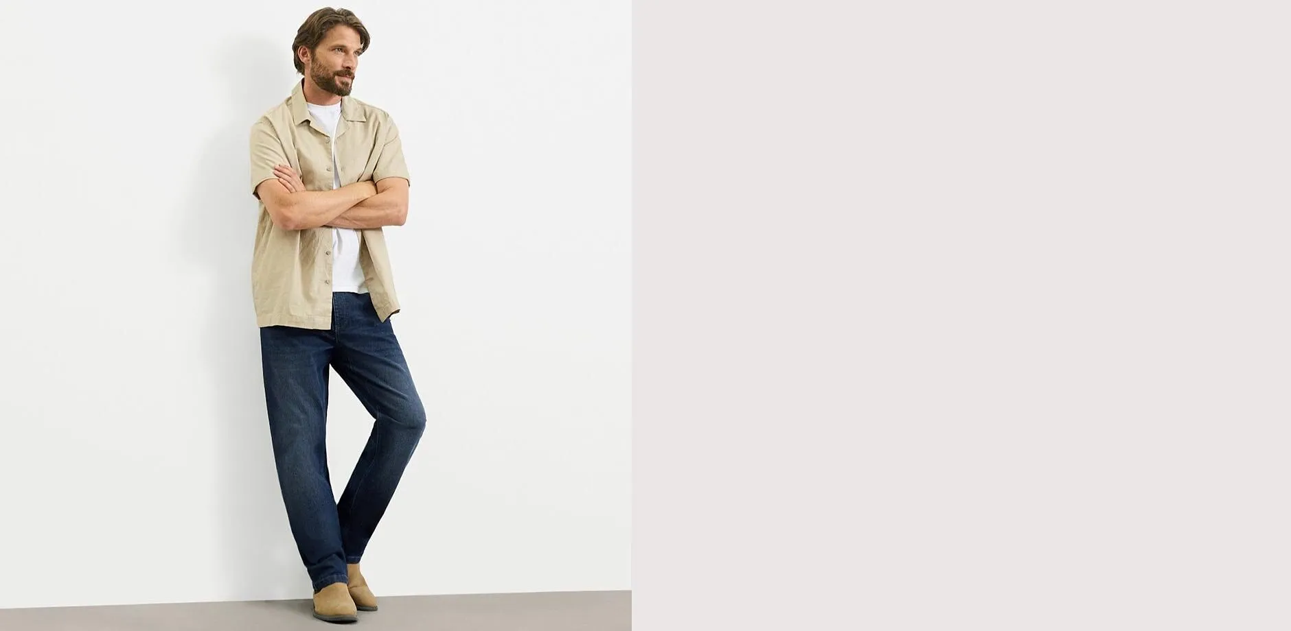 Hvit T-skjorte, bluejeans i Loose fit og hvite sneakers.
