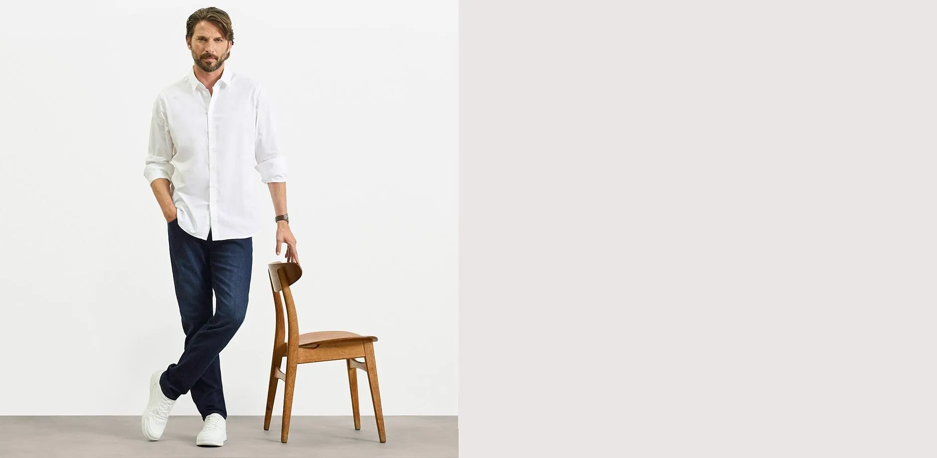 Hvit T-skjorte, bluejeans i Slim fit og hvite sneakers.