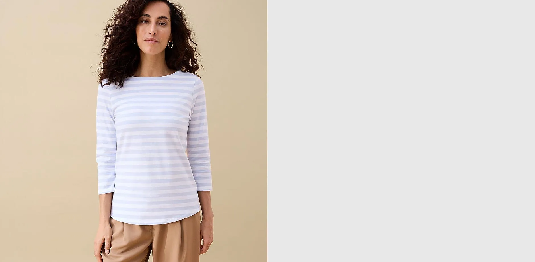Klassisk, stripete topp med 3/4-lange ermer og elegant, beige bukse.