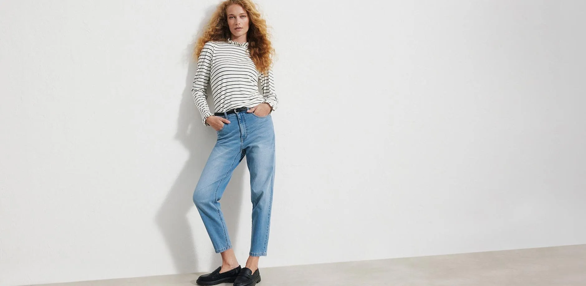 Stripete, langermet topp, lyse jeans, sort belte og behagelige loafers.