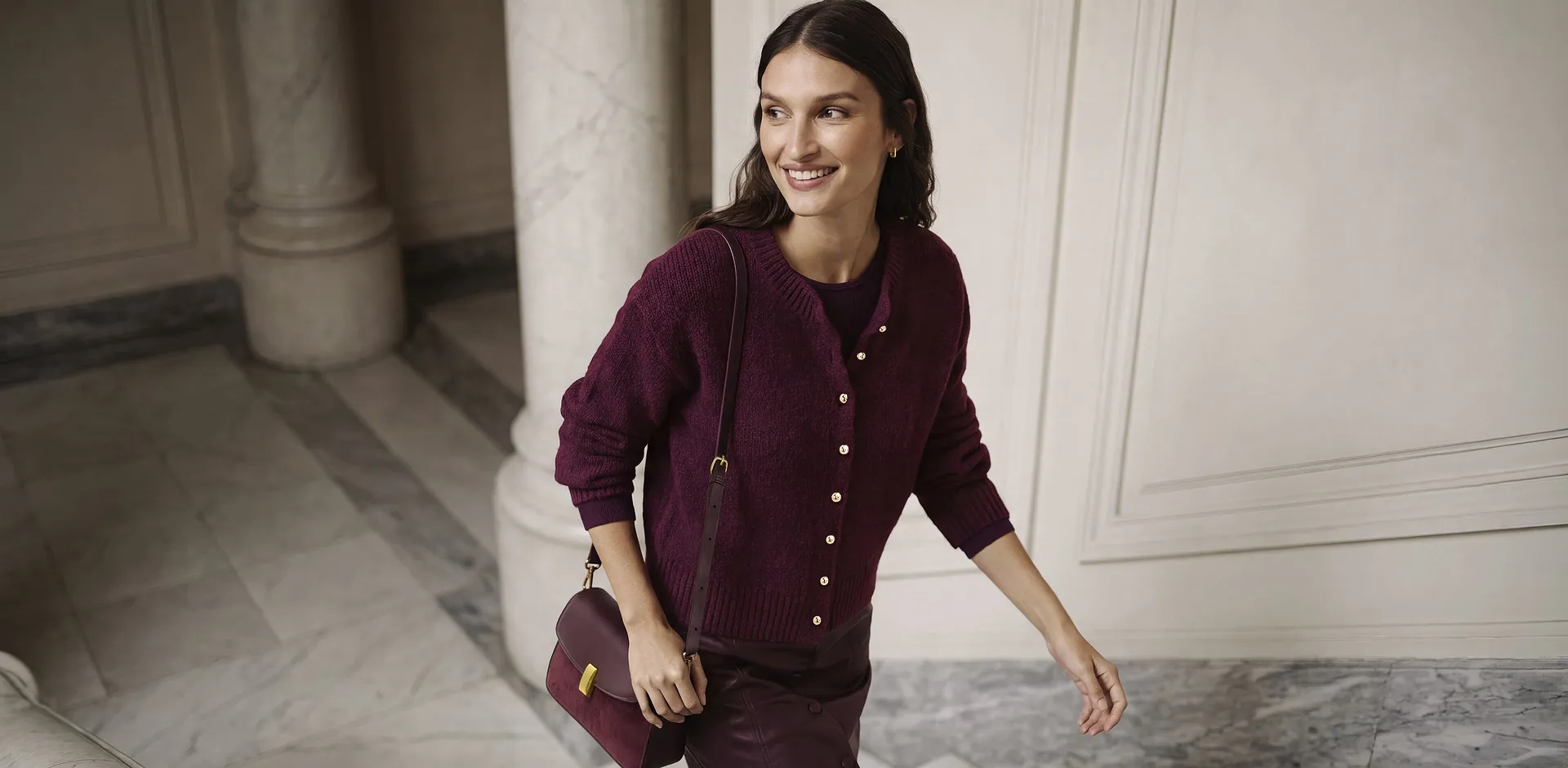 Dame - Grovstrikket cardigan med knappestolpe - vinr&oslash;d