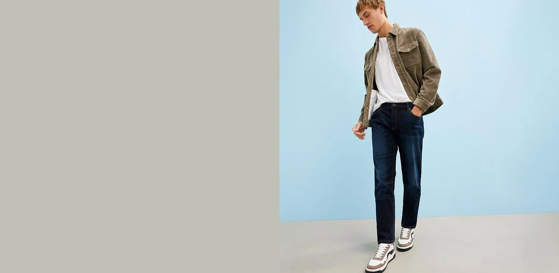 Avslappet kombinasjon best&aring;ende av hvit genser, jakke i kordfl&oslash;yel, jeans og moderne sneakers.