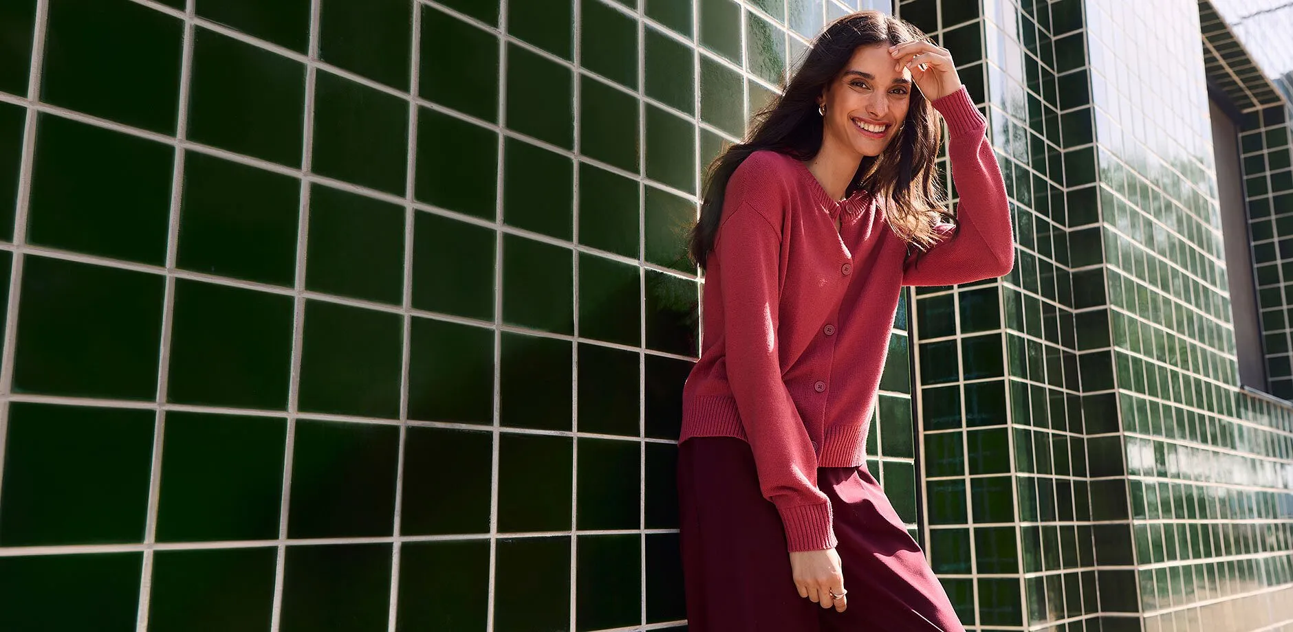 Rosa cardigan med knapper kombinert med m&oslash;rkt, lett skj&oslash;rt.