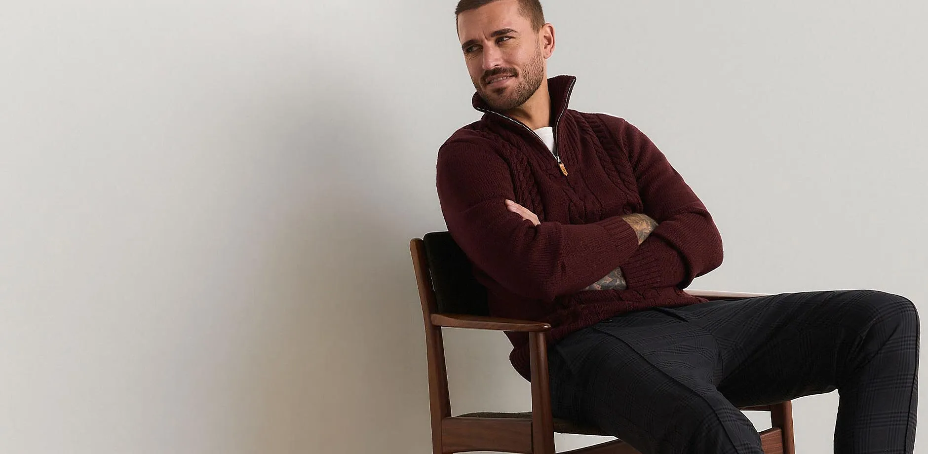 M&oslash;rker&oslash;d half-zip-genser med flettem&oslash;nster og m&oslash;nstret bukse skaper et stilfullt antrekk.