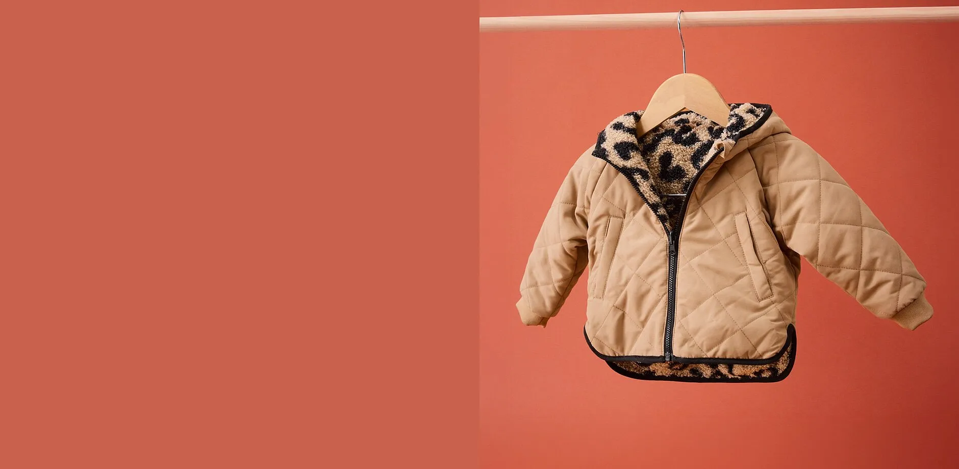 Beige, vattert jakke med leopardm&oslash;nstret f&ocirc;r.