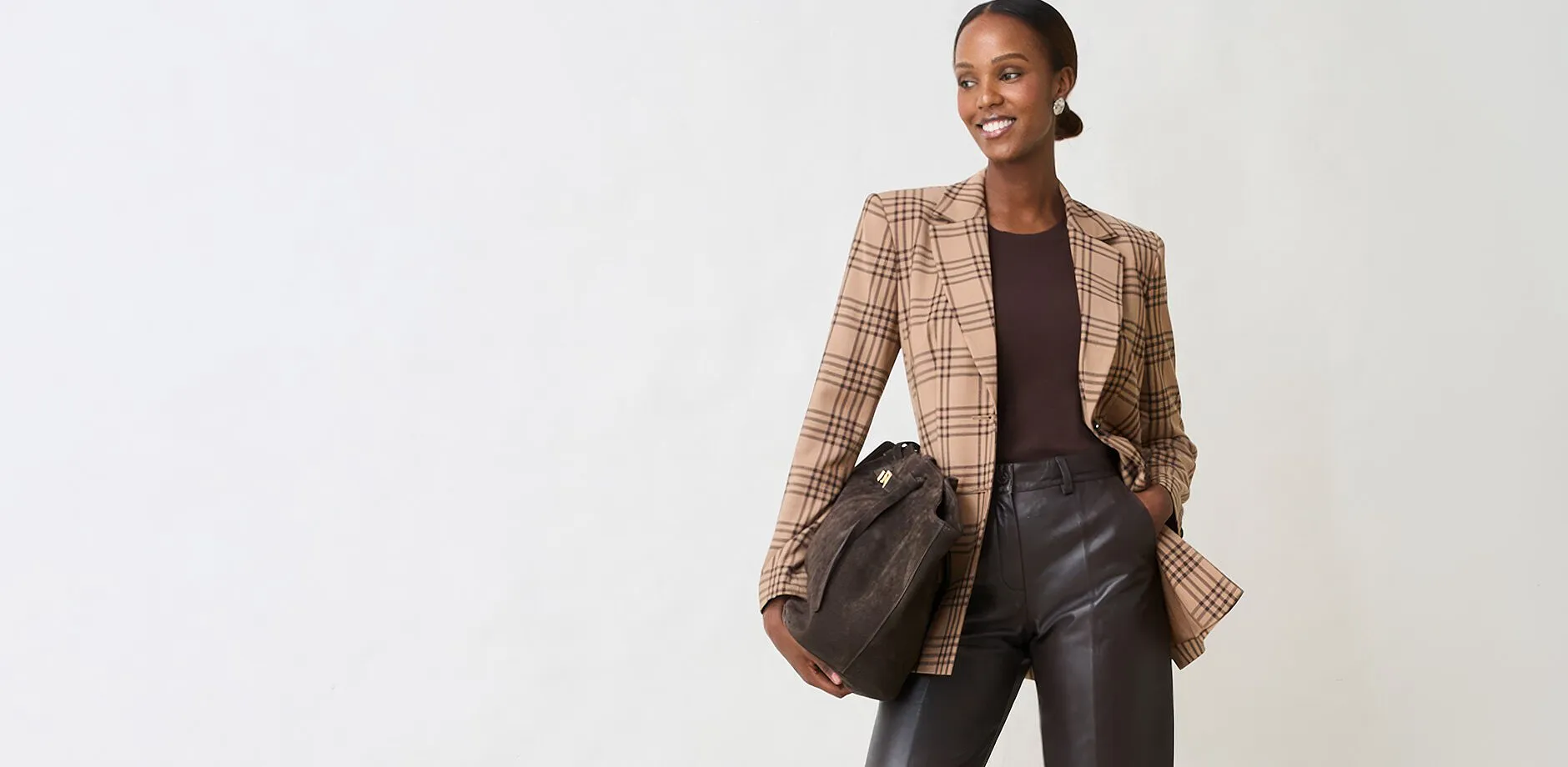 Rutete blazer, m&oslash;rk topp, skinnbukse og veske i semsket skinn s&oslash;rger for en elegant stil.