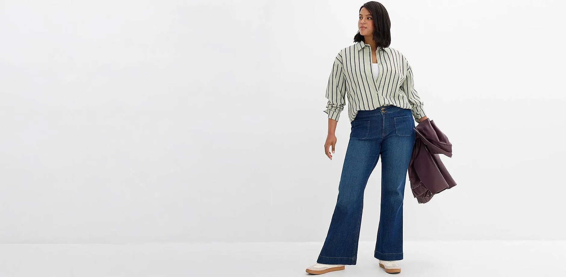 Avslappet antrekk: Stripete skjorte, bl&aring;, utsvingte jeans og moteriktig jakke.