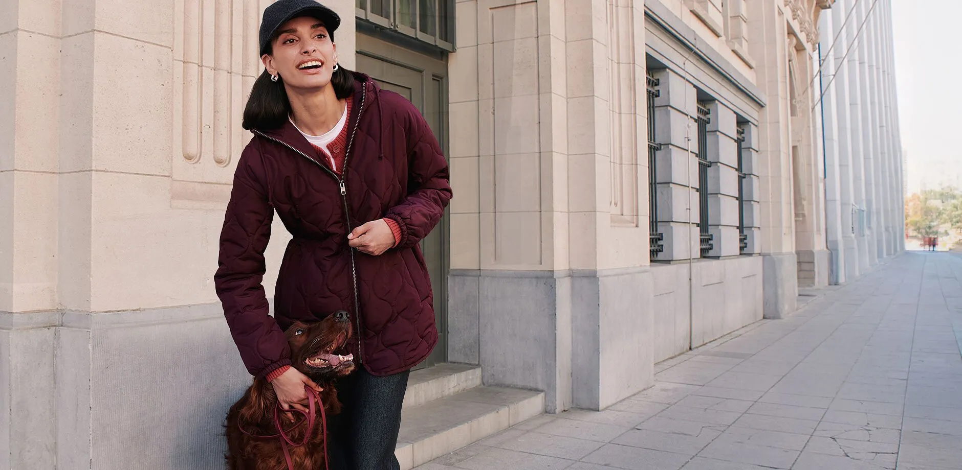 M&oslash;rk caps, vattert, burgunderr&oslash;d jakke, r&oslash;d cardigan og m&oslash;rke jeans.