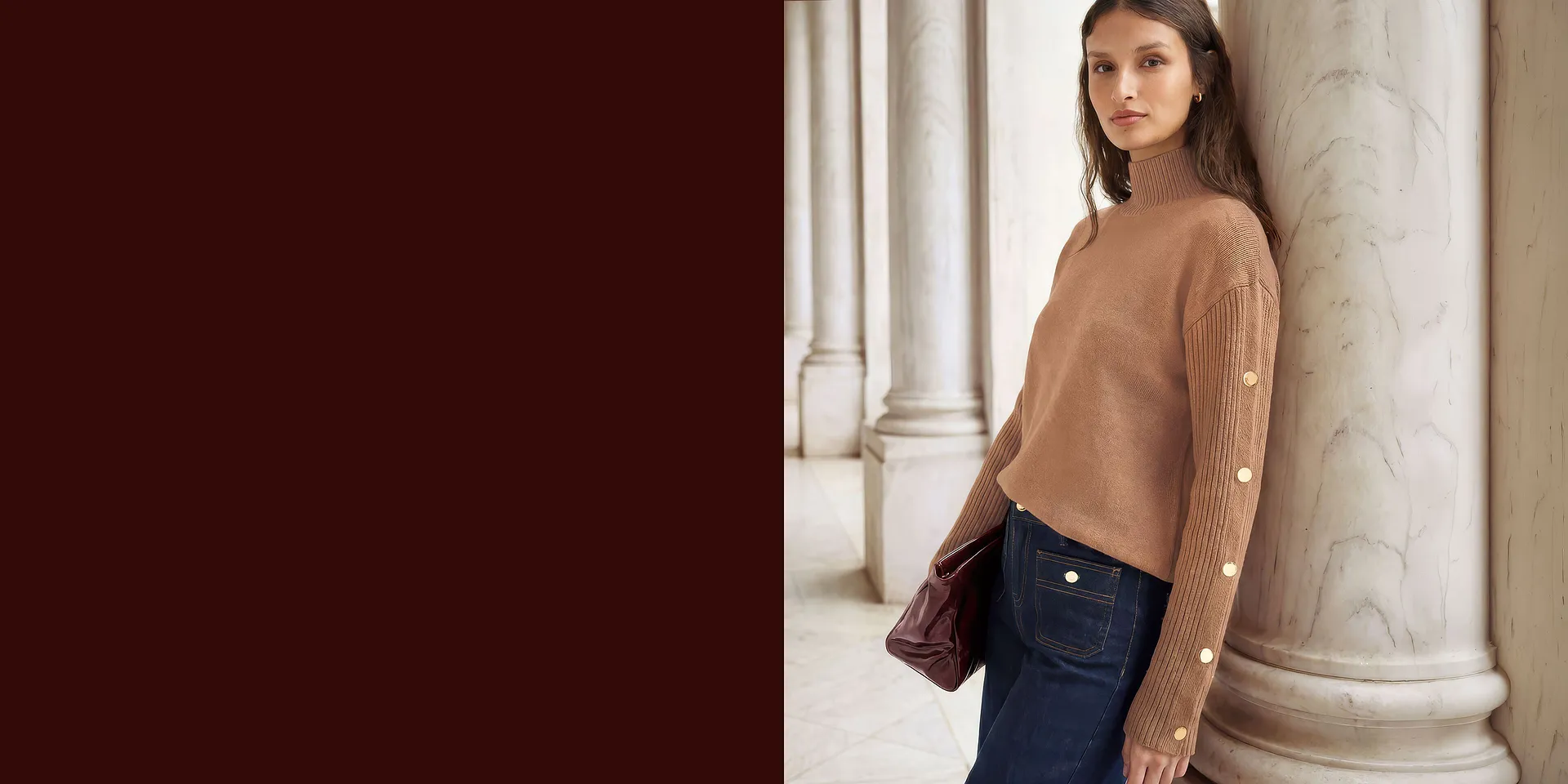 Moteriktig genser med rullekrage og knapper, vide jeans og elegant veske.