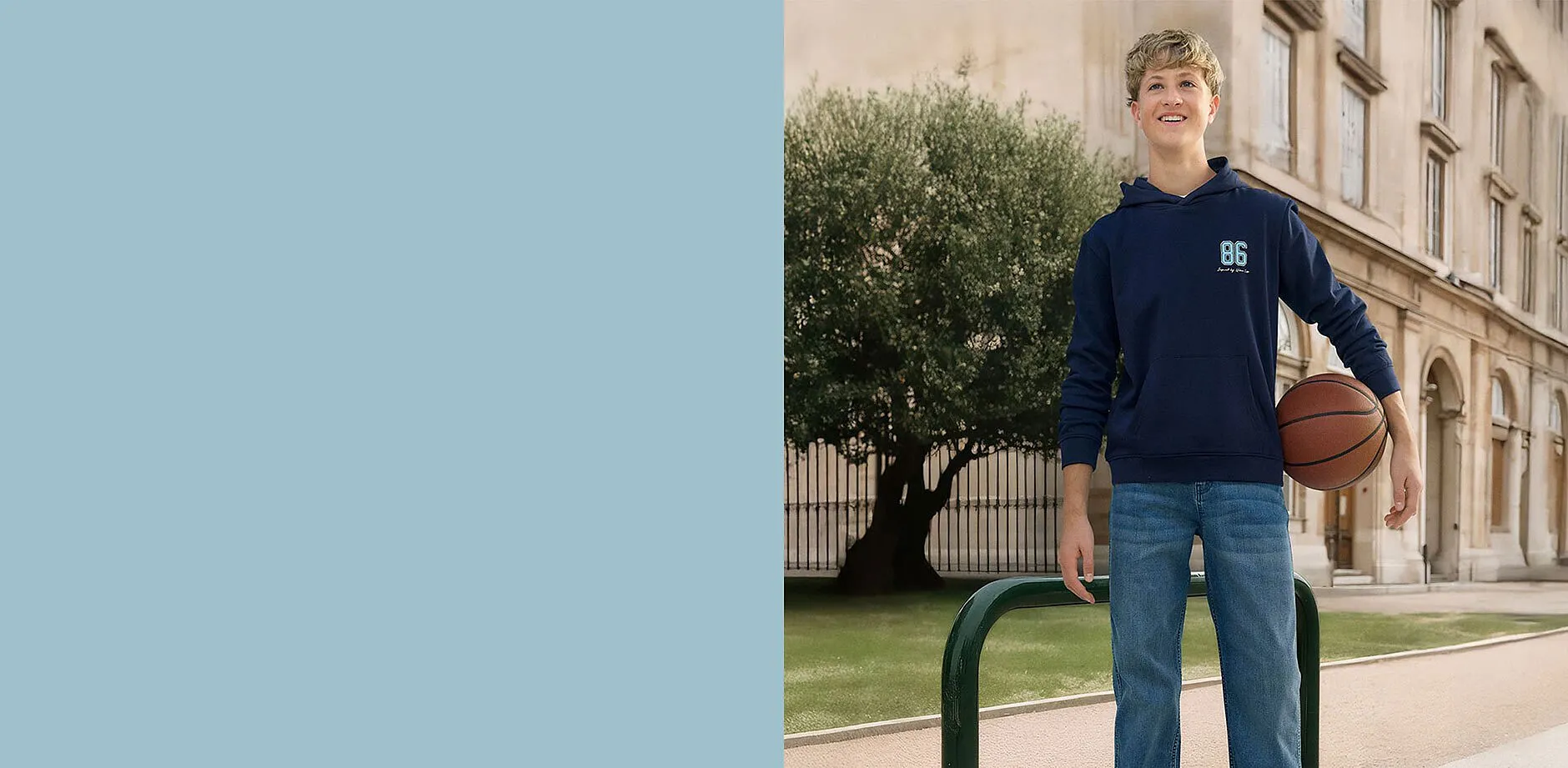 Bl&aring; sweatshirt kombinert med jeans.