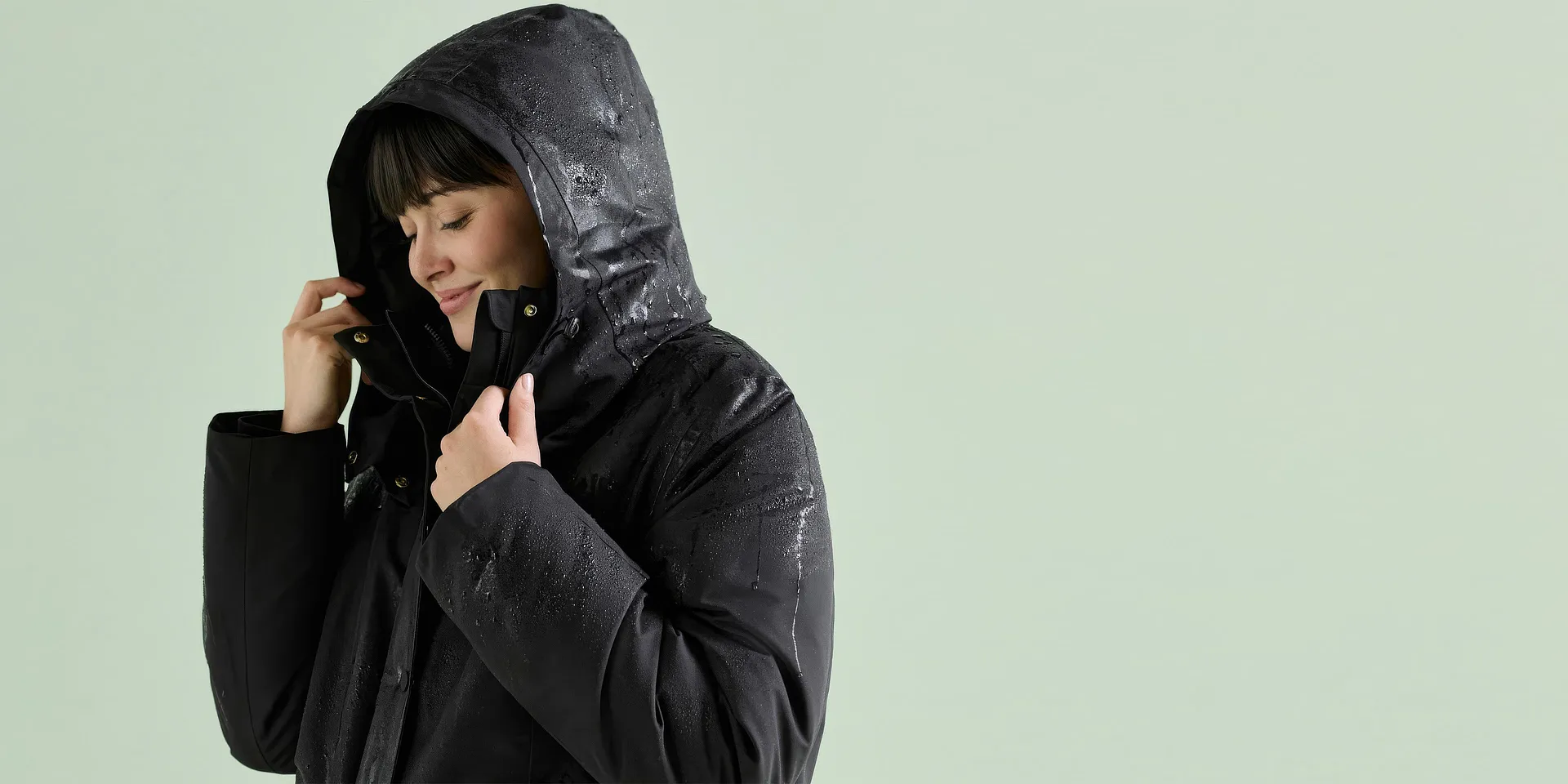 Vinterlook: Sort parkas med hette.