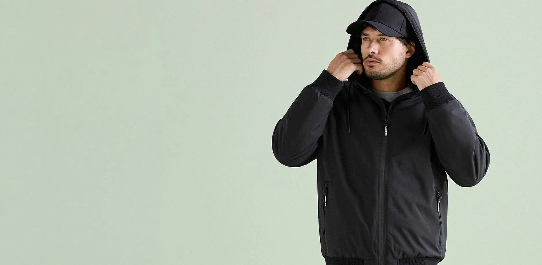 Moderne, sort hettejakke og caps for en urban hverdagsstil.