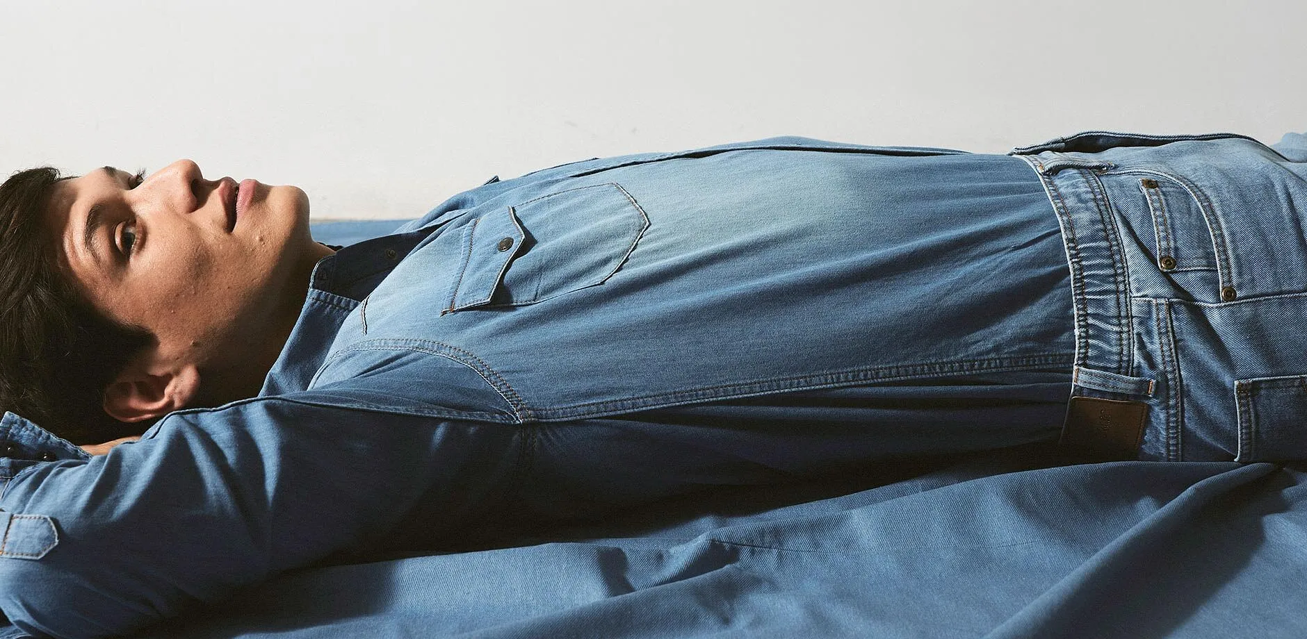 Trange, bl&aring; jeans med brun skinnlogo.